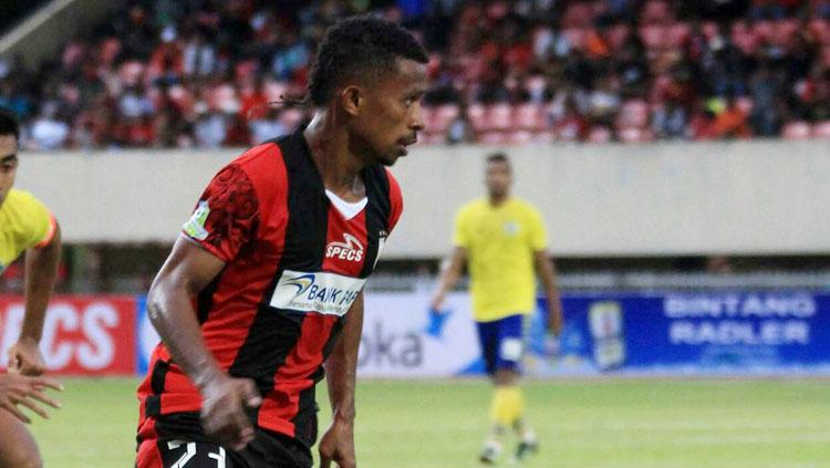 Penyerang muda Persipura Jayapura, Prisca Womsiwor. Copyright: Twitter@Liga1Match