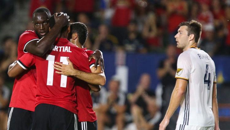 Romelu Lukaku (kiri), Anthony Martial (kedua dari kiri), dan Henrikh Mkhitaryan selebrasi. Copyright: INDOSPORT