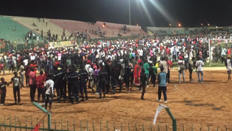 Insiden berdarah di sepakbola Senegal. Copyright: mirror.co.uk