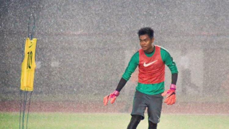 Sempat menuliskan emot kuning, kiper Arema FC, Kurniawan Kartika Ajie akan segera merapat ke Barito Putera di putaran kedua BRI Liga 1 2021-22? - INDOSPORT