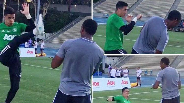 Anthony Martial dan Joel Pereira melakukan pertarungan MMA dalam sesi latihan. Copyright: mirror.co.uk