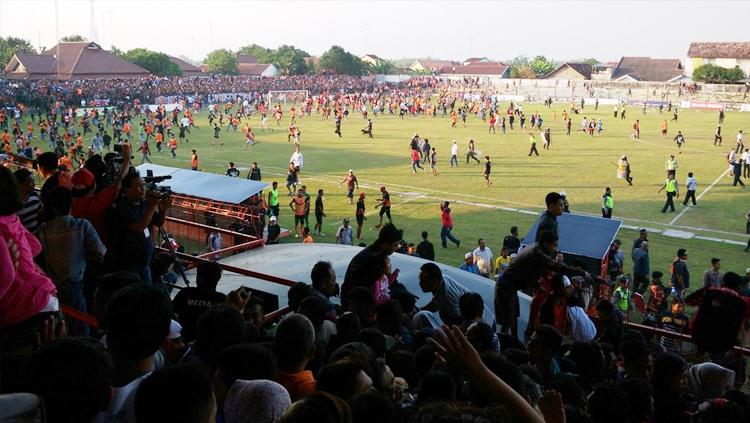 Kericuhan di Stadion Krida kala PSIR Rembang menjamu Persis Solo. Copyright: Twitter/Kabar Timlo