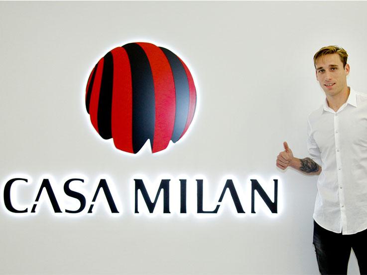 AC Milan meresmikan Lucas Biglia sebagai bagian dari armadanya. Copyright: acmilan.com