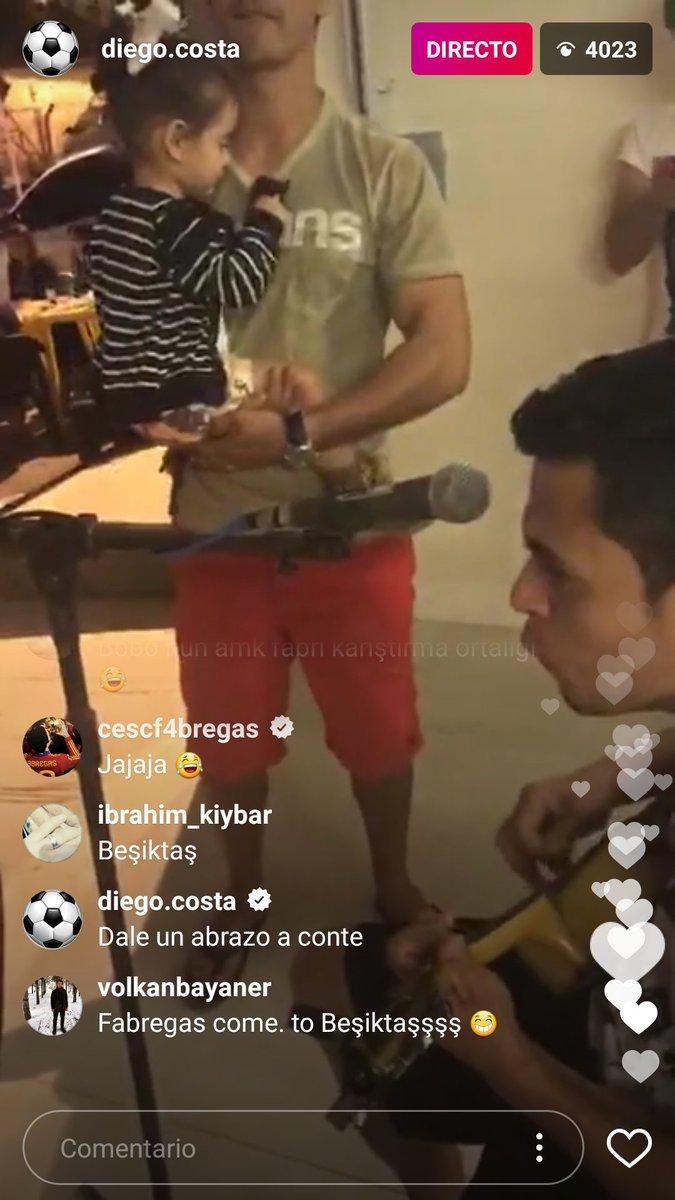 Diego Costa meminta Cesc Fabregas untuk memeluk Antonio Conte. Copyright: Instagram/ Diego Costa
