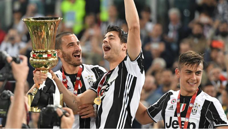 Alvaro Morata (tengah), dan Leonardo Bonucci (kiri) bersama Paolo Dybala saat merayakan gelar Coppa Italia. Copyright: INDOSPORT