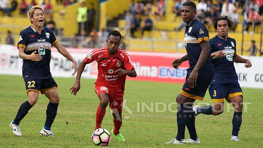 Boas Artururi (Semen Padang) saat menghadapi Persela Lamongan. Copyright: Taufik Hidayat/Indosport.com