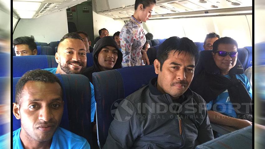 Pelatih Semen Padang, Nilmaizar dan pemain saat perjalanan ke Serui. Copyright: Taufik Hidayat/Indosport.com