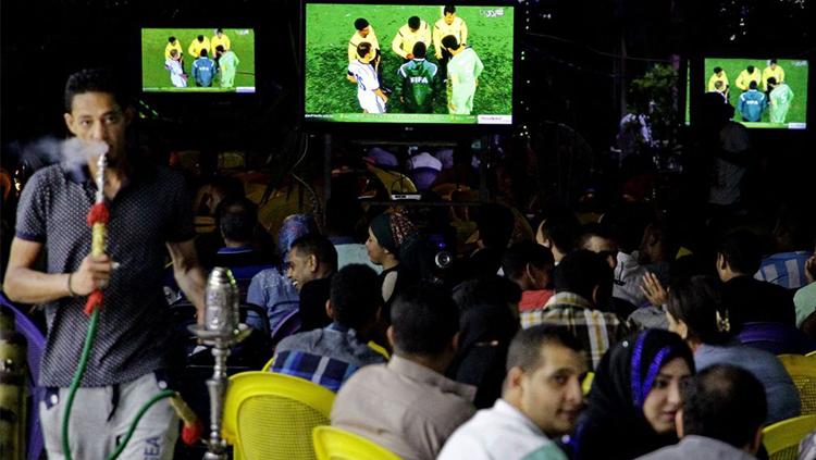 Para suporter yang tengah menyaksikkan pertandingan di kedai kopi di Mesir. - INDOSPORT