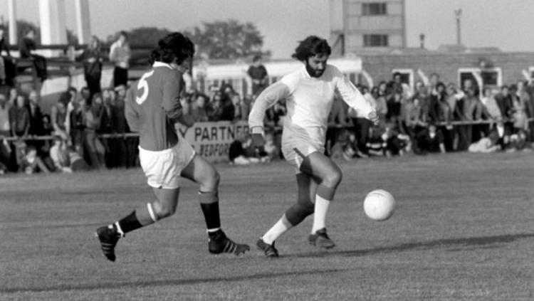 George Best saat berlaga di Dunstable Town. Copyright: Goal Hangers