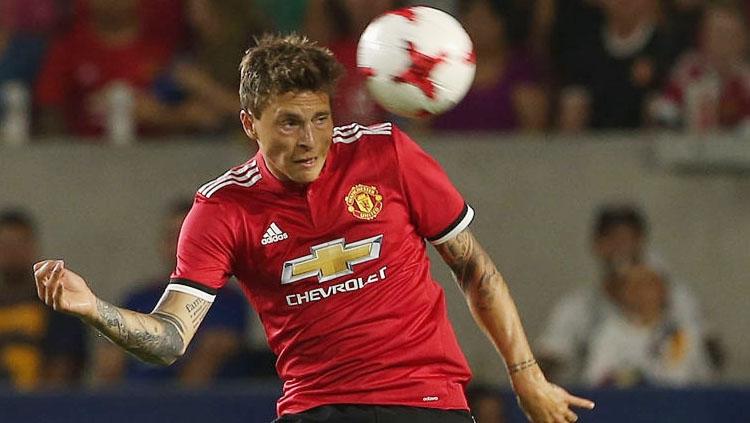 Victor Lindelof saat menyundul bola saat jalani tur melawan LA Galaxy. Copyright: INDOSPORT