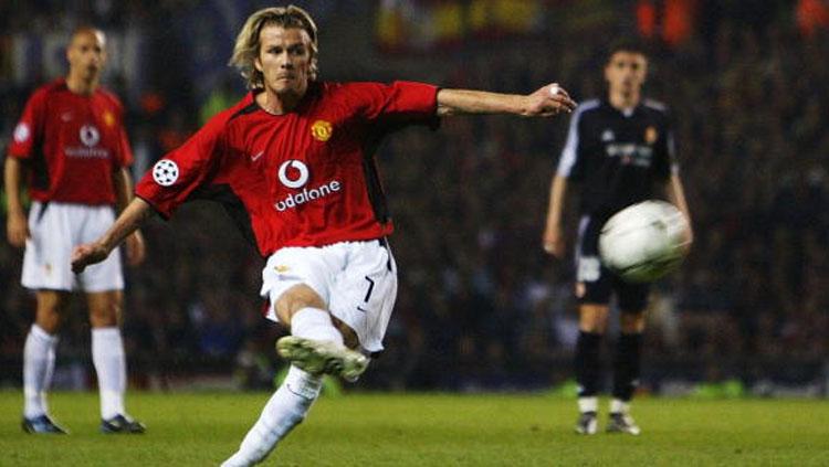 David Beckham saat mengeksekusi bola. Copyright: INDOSPORT