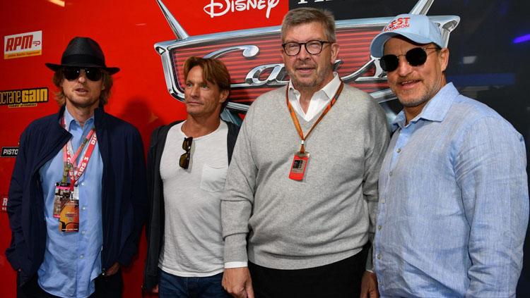 Ross Brawn (tengah kedua dari kanan), Woody Harrelson (kanan) dan Owen Wilson (kiri). Copyright: formula1.com