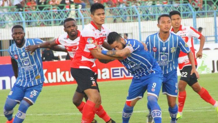 Suasana pertandingan Persiba melawan MU. Copyright: Teddy Rumengan/Indosport.com