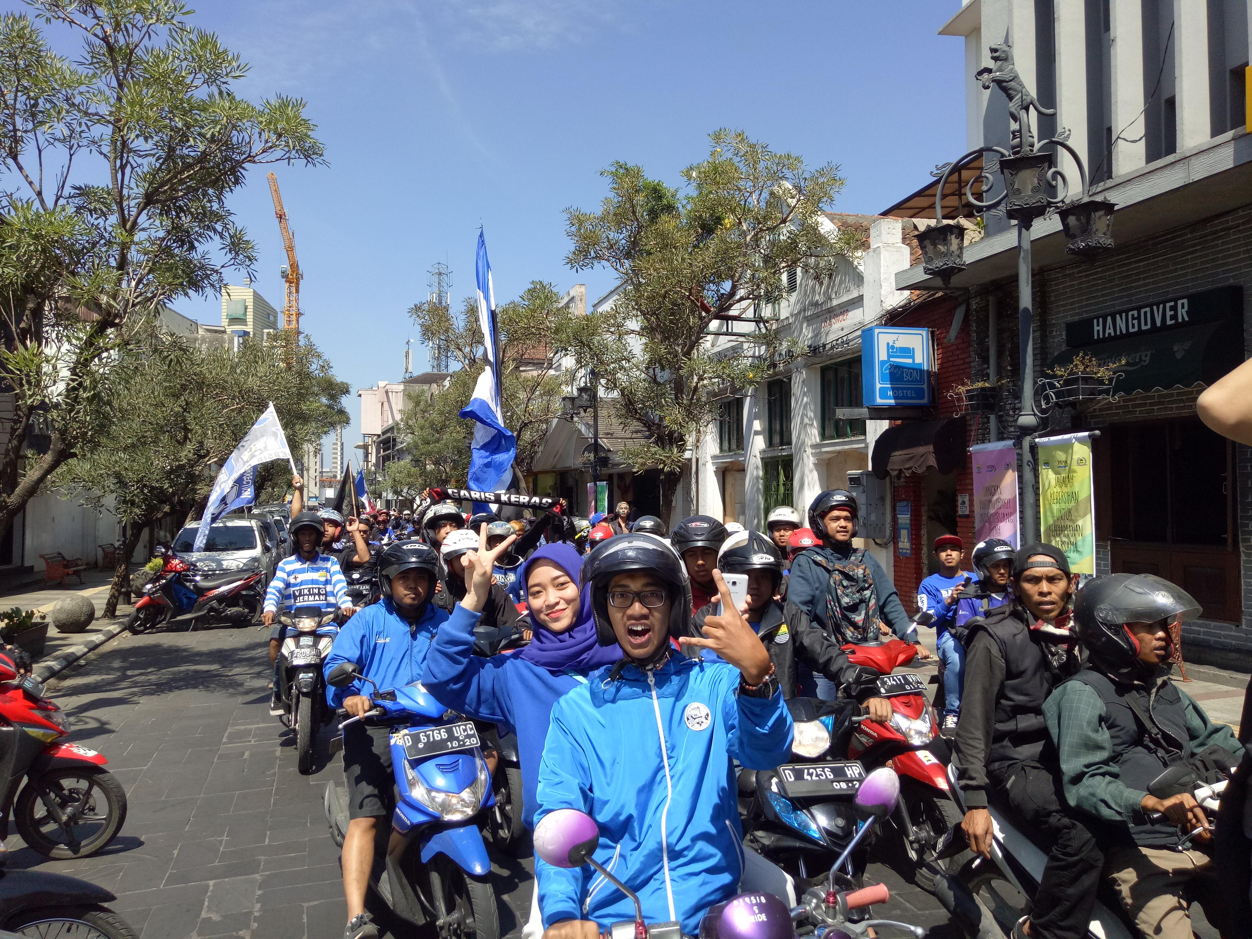 Viking Persib Club mengadakan konvoi dalam hari ulang tahunnya yang ke-24. Copyright: INDOSPORT/Gita Agiet