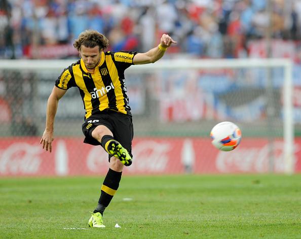 Diego Forlan saat bermain untuk Penarol. Copyright: INDOSPORT