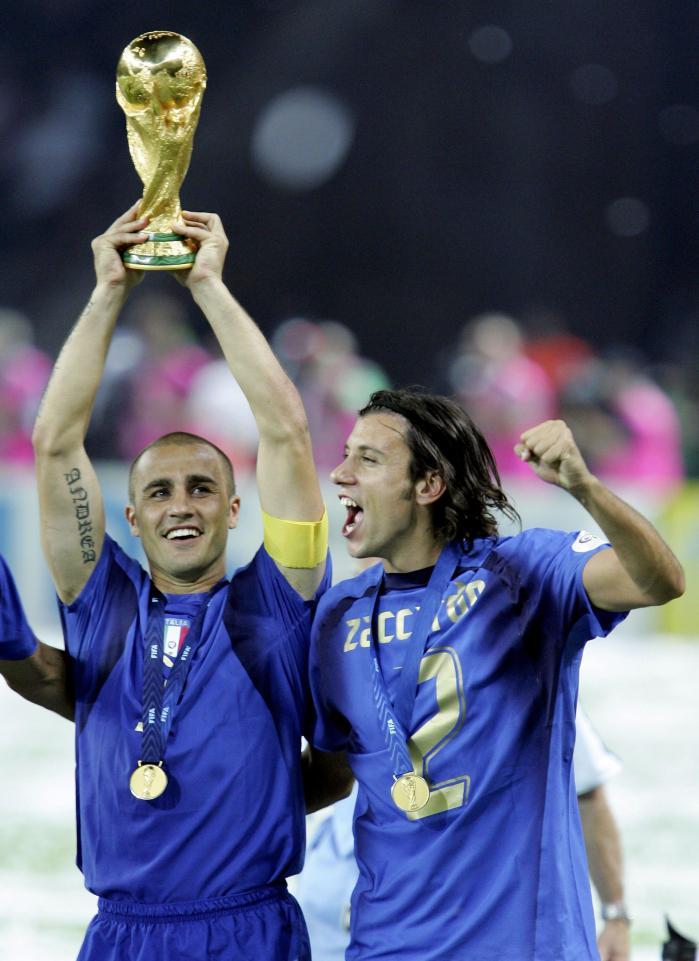 Cristian Zaccardo saat selebrasi juara Piala Dunia 2006 bersama Fabio Cannavaro. Copyright: INDOSPORT