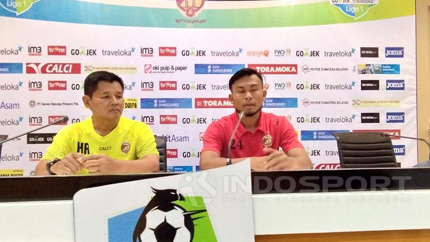 Asisten pelatih Sriwijaya FC, Hartono Ruslan. Copyright: Muhammad Effendi/Indosport.com