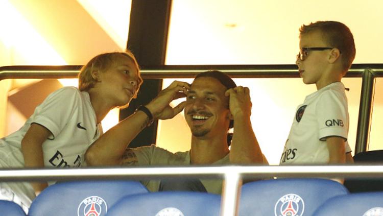 Zlatan Ibrahimovic dan kedua anak laki-lakinya. Copyright: Indosport