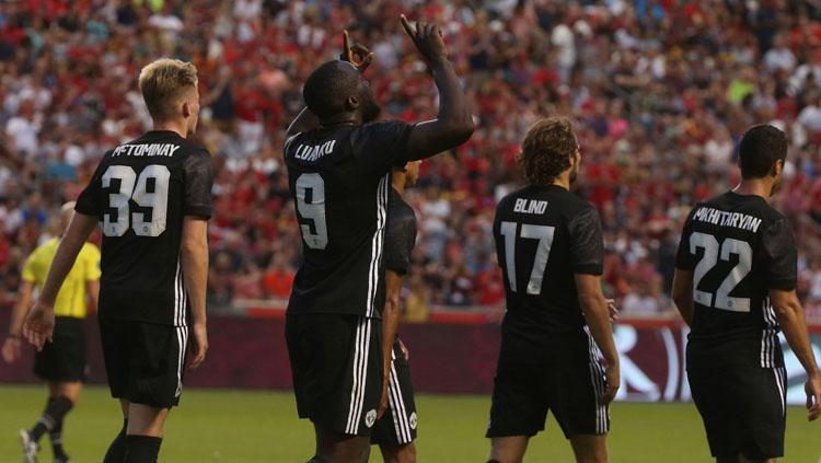 Romelu Lukaku setelah merayakan gol bersama rekan satu timnya.