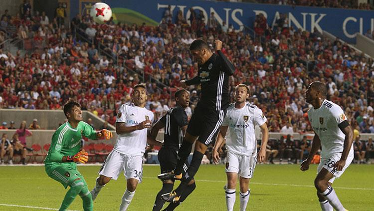 Chris Smalling saat mendapat sundulan bola.