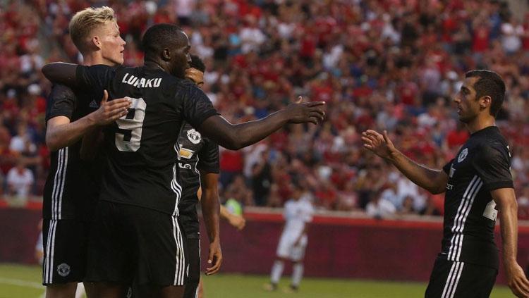 Romelu Lukaku merayakan gol bersama rekan satu timnya.