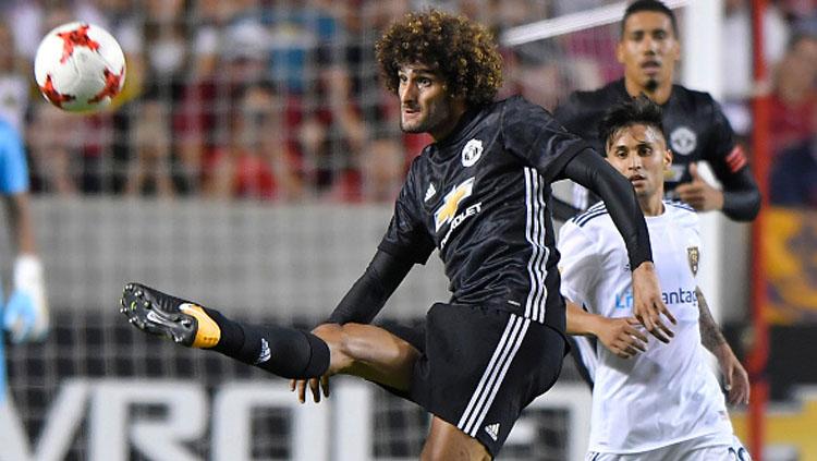 Marouane Fellaini mengontrol bola pada laga kedua tur pramusim di Amerika Serikat.
