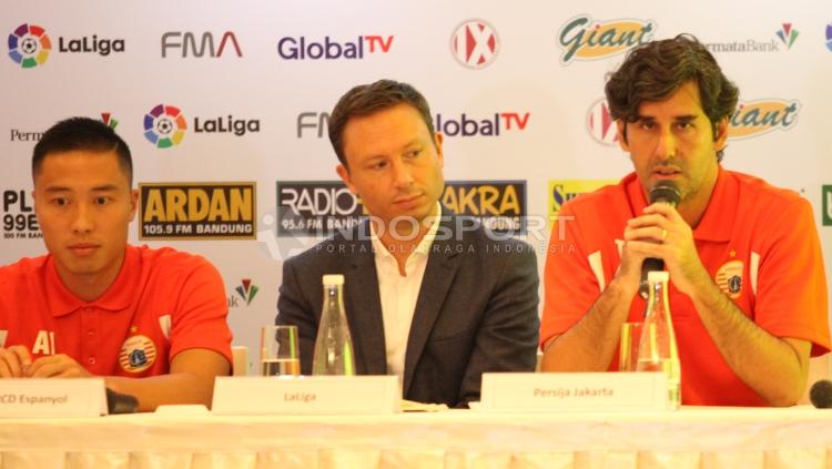 Arthur Irawan dan pelatih Persija Stefano Cugurra Teco foto bersama usai jumpa pers. Copyright: Herry Ibrahim/INDOSPORT