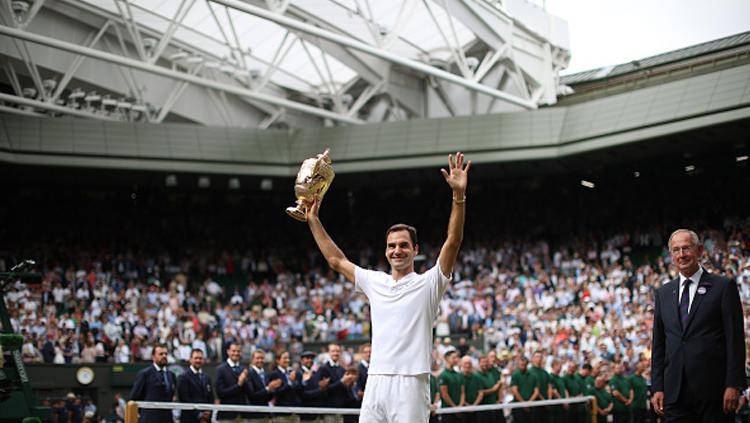 Roger Federer berhasil meraih gelar juara Wimbledon. Copyright: INDOSPORT