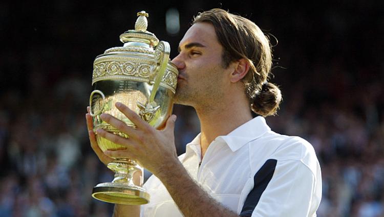 Roger Federer saat juara Wimbledon 2004.