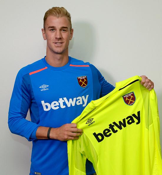 Joe Hart menggunakan seragam West Ham United. Copyright: Arfa Griffiths/West Ham United via Getty Images