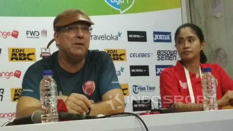 Pelatih PSM Makassar, Robert Rene Alberts, memberikan komentar usai timnya menahan imbang Barito Putera 1-1. Copyright: Muhammad Basri/INDOSPORT