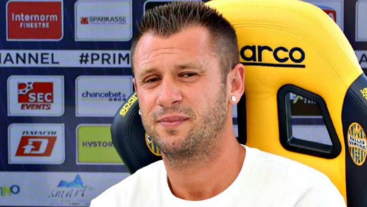 Pemain anyar Hellas Verona, Antonio Cassano membatalkan keputusannya untuk pensiun. Copyright: Twitter/@HellasVeronaFC