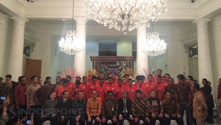Skuat Persija Jakarta berfoto bersama Gubernur DKI Jakarta, Djarot Saiful Hidayat. Copyright: Muhammad Adiyaksa/INDOSPORT
