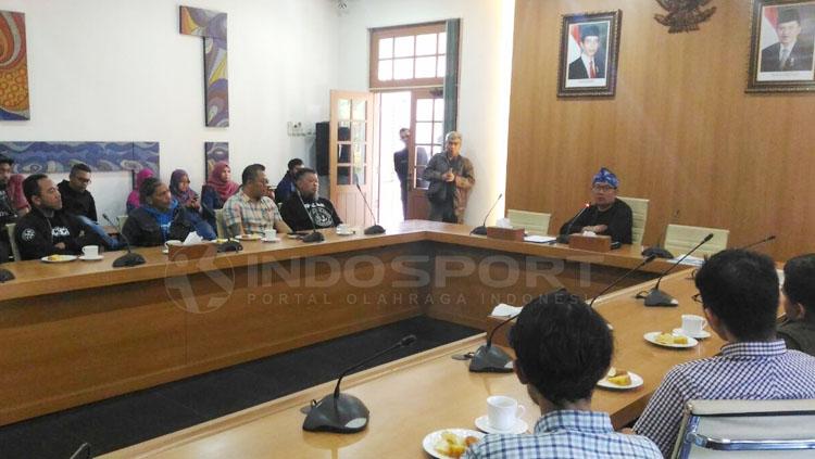 Konferensi pers Ridwan Kamil bersama beberapa wakil Bobotoh. Copyright: Muhammad Ginanjar/INDOSPORT