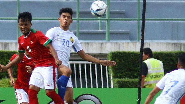 Muhammad Syafiq Ahmad (no) berebut bola dengan pemain Timnas Indonesia. Copyright: Twitter@FAM_Malaysia