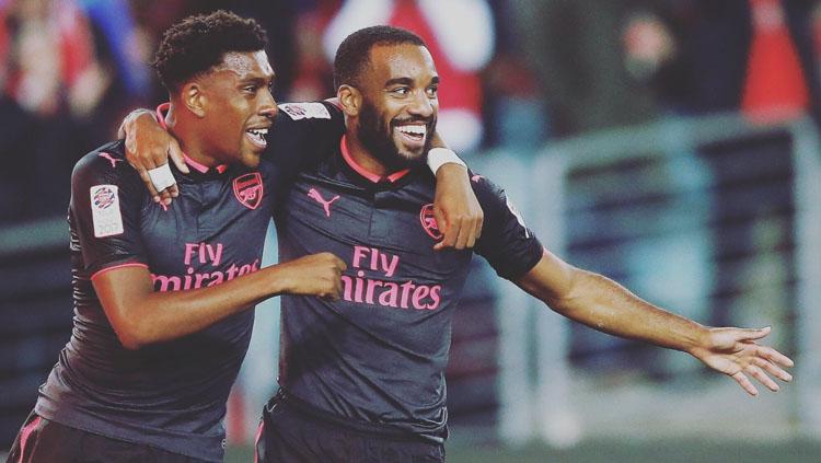 Alex Iwobi (kiri) melakukan selebrasi bersama Alexandre Lacazette. Copyright: Twitter@LacazetteAlex