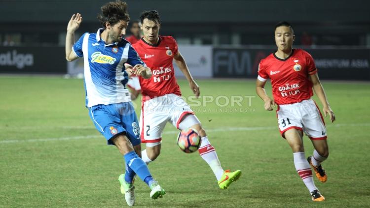 Pemain Espanyol mendapat hadangan dua penggawa Persija Jakarta,  pada laga uji coba di Stadion Patriot Candrabhaga, Kota Bekasi, Rabu (19/07/17) malam WIB.