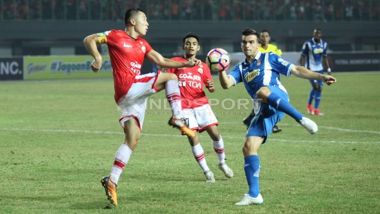 Pemain Persija Jakarta, Arthur Irawan (kiri) mencoba menghadang pergerakan penggawa Espanyol, pada laga uji coba di Stadion Patriot Candrabhaga, Kota Bekasi, Rabu (19/07/17) malam WIB.