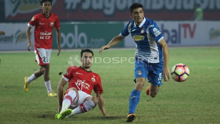 Pergerakan pemain Espanyol yang merepotkan lini pertahanan Persija Jakarta, pada laga uji coba di Stadion Patriot Candrabhaga, Kota Bekasi, Rabu (19/07/17) malam WIB.