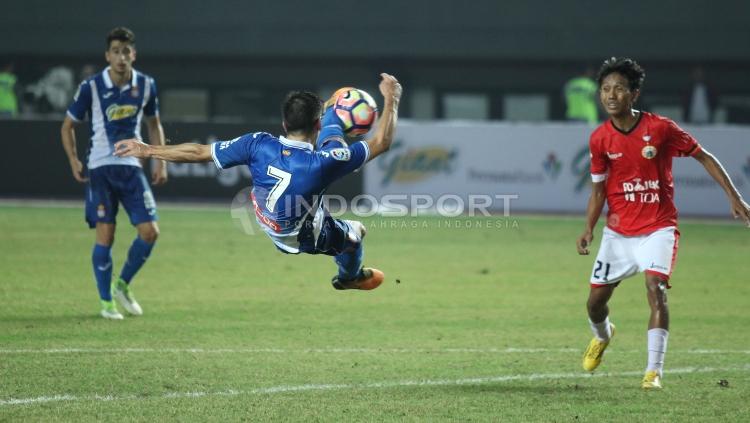 Aksi pemain Espanyol melepaskan tendangan ke gawang Persija Jakarta, pada laga uji coba di Stadion Patriot Candrabhaga, Kota Bekasi, Rabu (19/07/17) malam WIB.