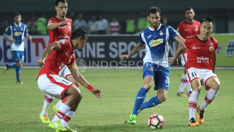 Pemain Espanyol mendapat hadangan dua penggawa Persija Jakarta, pada laga uji coba di Stadion Patriot Candrabhaga, Kota Bekasi, Rabu (19/07/17) malam WIB.