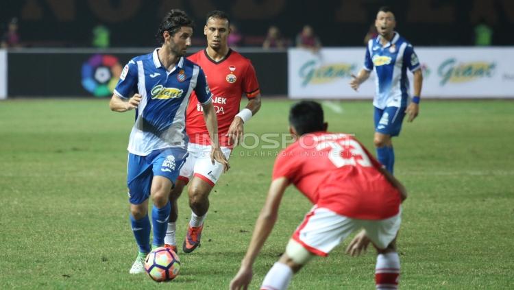 Pergerakan pemain Espanyol yang merepotkan lini pertahanan Persija Jakarta. Copyright: Herry Ibrahim/INDOSPORT