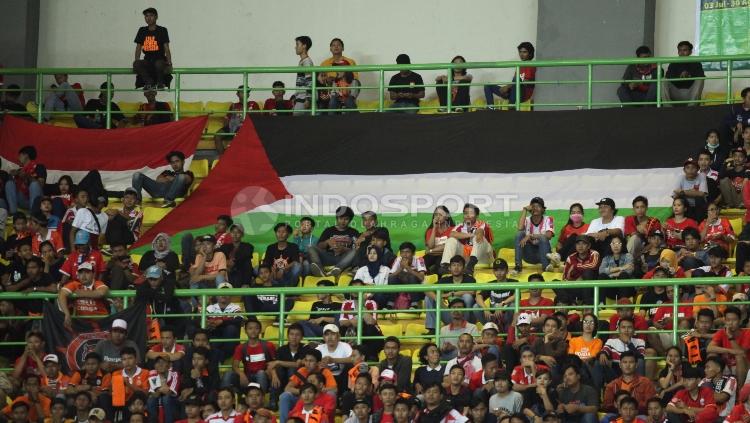 Bendera Palestina hadir di laga Persija Jakarta vs Espanyol. Copyright: Herry Ibrahim/INDOSPORT