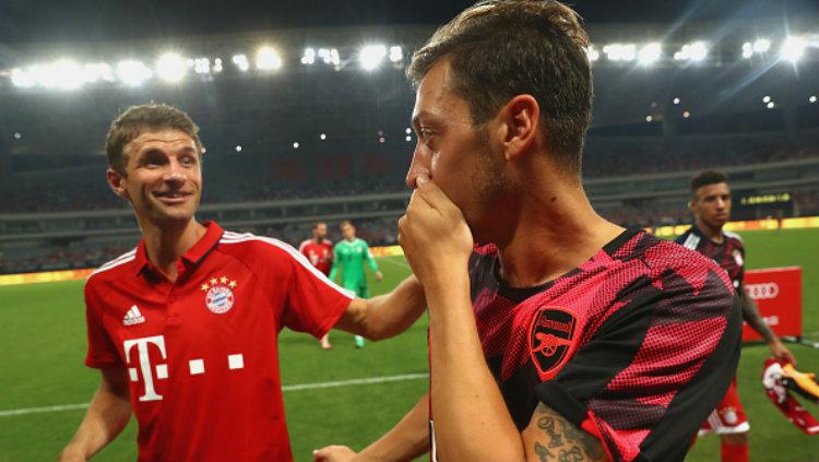 Thomas Muller dan Mesut Ozil dalam laga tur pramusim. Copyright: Alexander Hassenstein/Bongarts/Getty Images