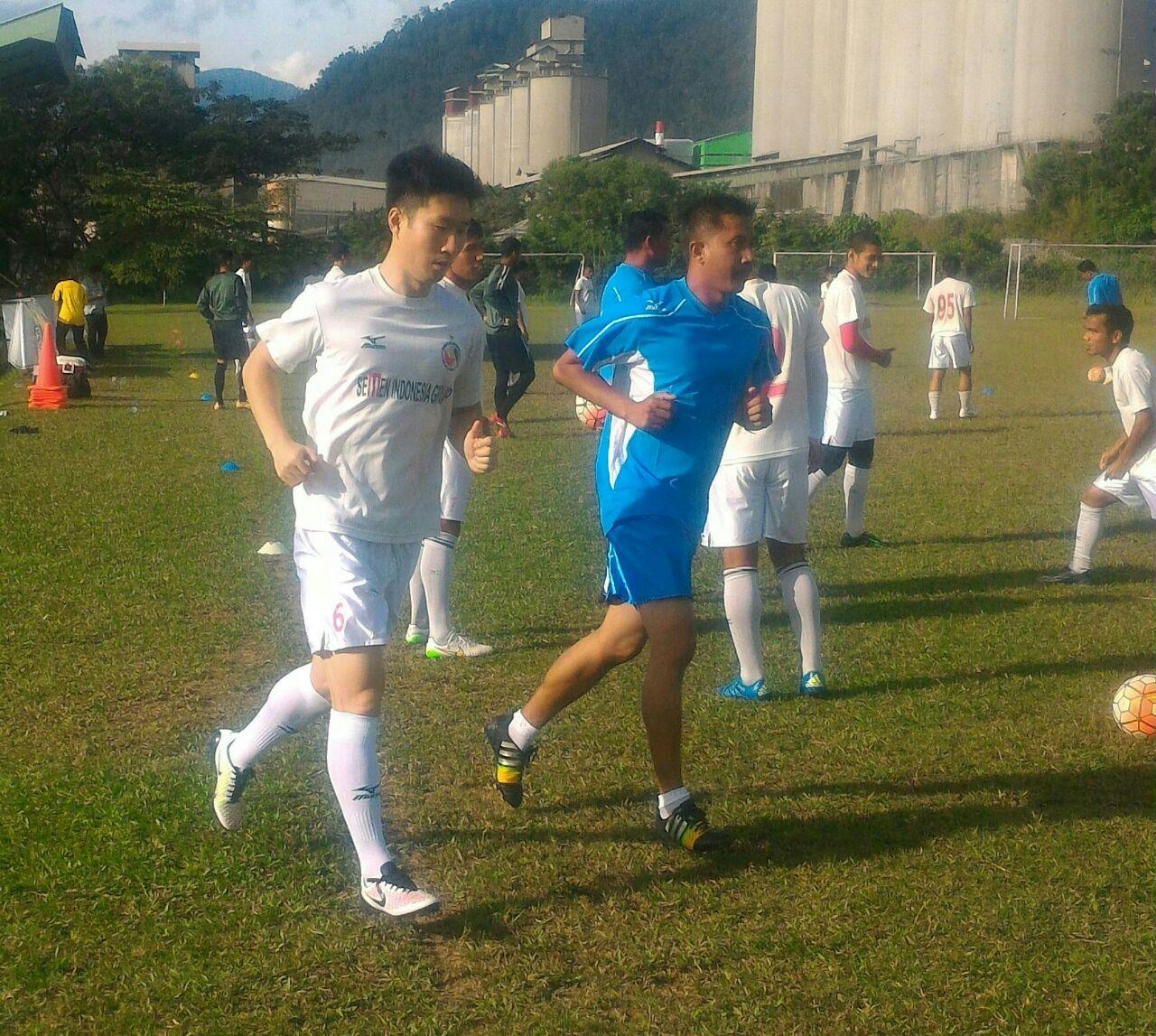 Pemain Semen Padang, Ko Jae-sung dalam latihan tim. Copyright: Indosport/Taufik Hidayat