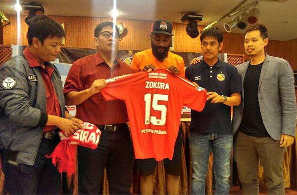 Perkenalan pemain Semen Padang, Didier Zokora. Copyright: Indosport/Taufik Hidayat
