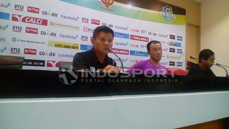 Pelatih sementara Sriwijaya FC, Hartono Ruslan, memberikan komentarnya usai timnya ditahan imbang Bali United FC 2-2. Copyright: Muhammad Effendi/INDOSPORT