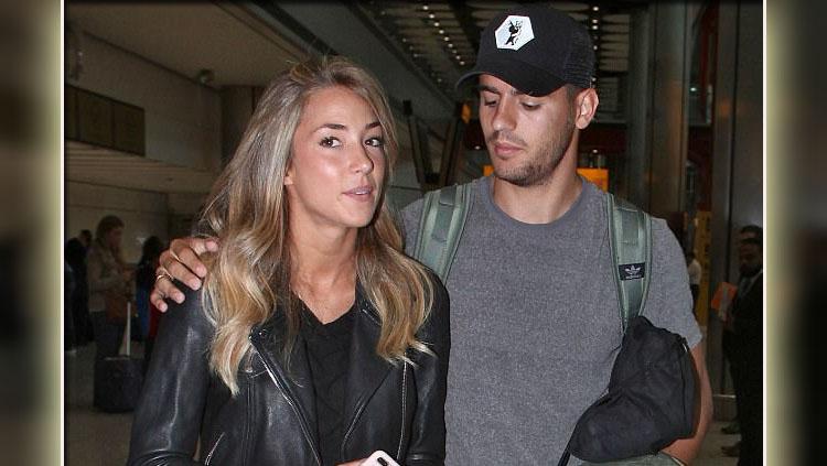 Alvaro Morata disambut sang istri ketika mendarat di London. Copyright: Dailymail