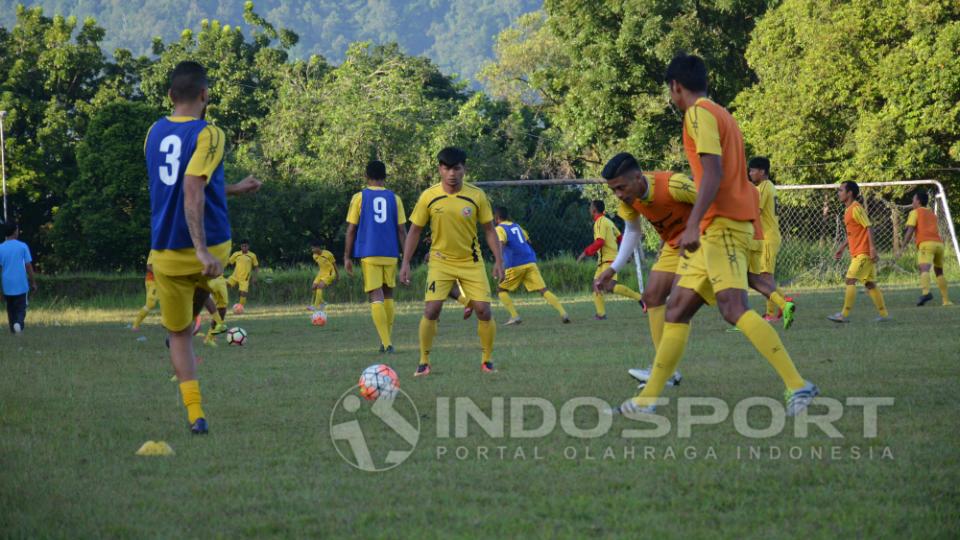 Para pemain Semen Padang saat latihan. Copyright: Taufik Hidayat/INDOSPORT
