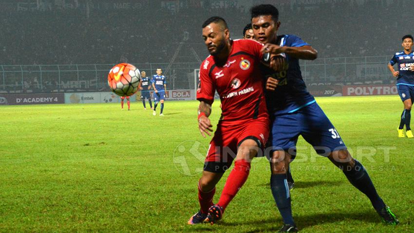 Marcel Sacramento Saat berusaha merebut bola.